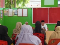 FOTO : Plt Kepala DPPKB Kota Makassar Saat Melakukan Kunjungan ke Kampung KB Untia