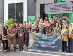 “Berbagi Kebaikan di Bulan Ramadan”, Kepala Kejaksaan Negeri Bantaeng Bersama Jajaran Bagikan Takjil Kepada Warga