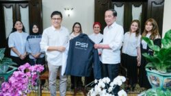 PSI Sowan Jokowi Jelang Kongres, Berikan Jaket Logo Gajah