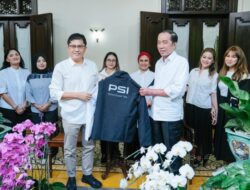 PSI Sowan Jokowi Jelang Kongres, Berikan Jaket Logo Gajah