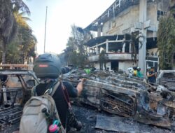 Pasca Dibakar Massa Pengunjuk Rasa, Puing Kendaraan Berserakan di DPRD Makassar