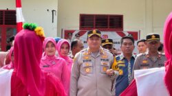 Kapolres Selayar Disambut Tarian Adat di Polsek Bontomatene, Kunjungi Rumah Warga Kurang Mampu