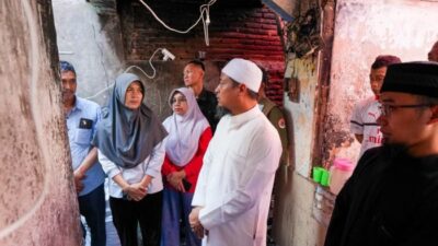 Gubernur Sulsel Tinjau Lokasi Kebakaran di Jalan Baji Dakka, Serahkan Santunan untuk Korban