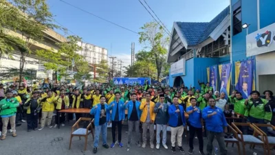 DPD KNPI Makassar Berbagi Ratusan Paket Sembako untuk Driver Ojol