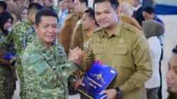 Bupati Bantaeng Terima Brevet Kehormatan  Hiperbarik dari TNI Angatakan Laut