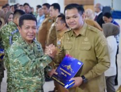 Bupati Bantaeng Terima Brevet Kehormatan  Hiperbarik dari TNI Angatakan Laut