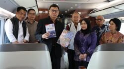 Dua Buku, Satu Rekor Dunia: Taruna Ikrar Torehkan Prestasi Literasi di Kereta Cepat Beijing–Jinan